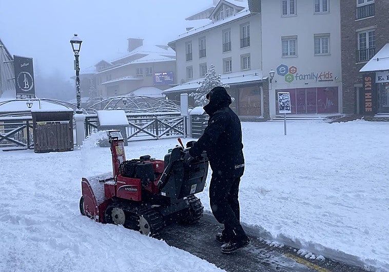 Sierra Nevada recibe entre 5 y 10 centímetros de nieve nueva en Pradollano y Borreguiles